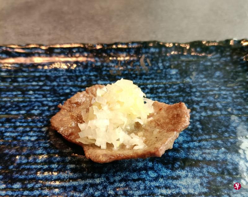 Yakiniquest厨师做主套餐里有烤牛舌。（黄亿敏摄）