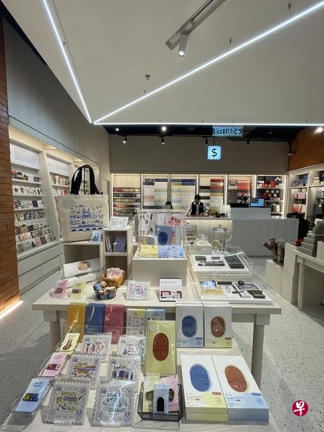 右图：吉隆坡诚品的创意生活商品琳琅满目，占了货品大约三分之二。