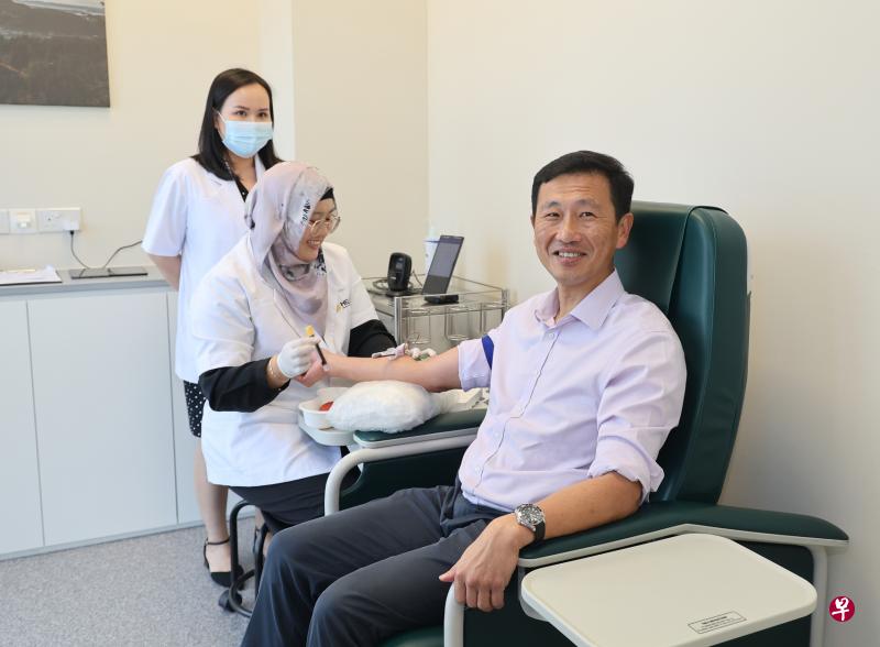 卫生部长王乙康星期五在南大李光前医学院正式启动SG100K研究，还成为研究参与者之一，亲身接受健康检查。（唐家鸿摄）