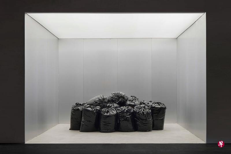 垃圾袋造型沙发“The Trash Bag Sofa”是纽约艺术家哈里努里耶夫的作品，用皮革制成的垃圾袋呈现塑料垃圾袋的质感。（互联网）