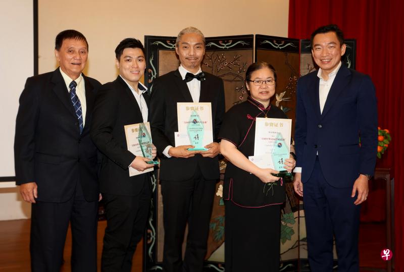 “全国中华诗词吟唱比赛”圆满结束，冠军郑光辉（中）、亚军叶少玲（右二）、季军林家豪（左二）从主宾文化、社区及青年部兼社会及家庭发展部高级政务次长蔡瑞隆（右一）和海南陈氏公会会长陈嘉兆（左一）手中接过奖金与奖杯。（龙国雄摄）