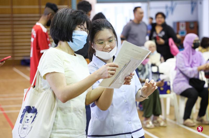 思源中学的学生星期一在学校礼堂领取N水准会考成绩单。过去两年由于受限于防疫措施，考生只能分别到课室领成绩单，如今防疫措施放宽了，大家又可聚集领成绩。（李冠卫摄）