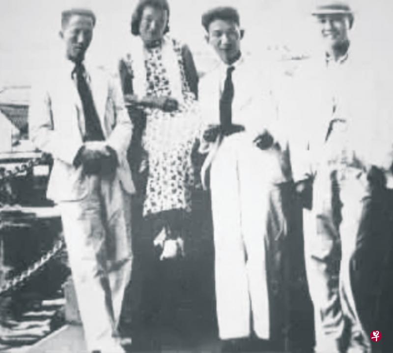 1939年，郁达夫（左三）与女明星王莹（左二）等友人在新加坡。（取自网络）