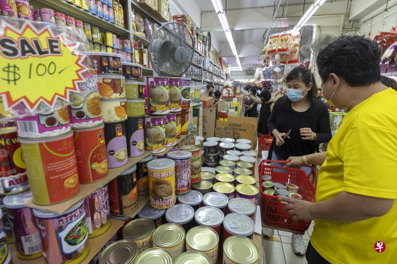 鲍鱼价格今年涨5%。受访业者指出，近年来从中国进口的鲍鱼因价格较实惠，更受消费者的欢迎。（陈来福摄）
