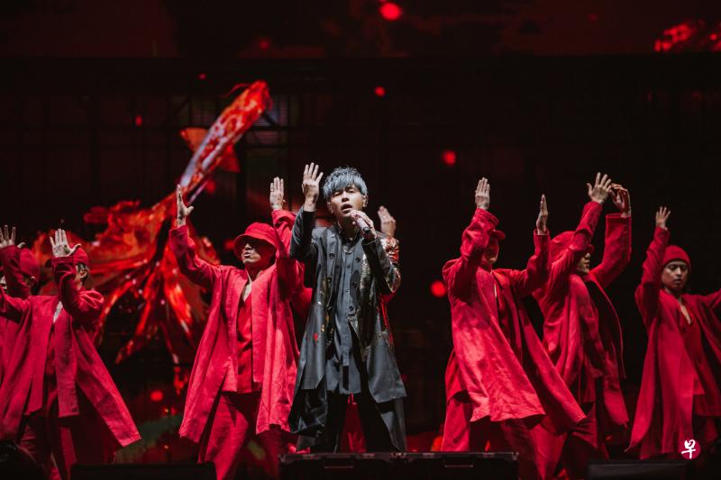 周杰伦（上图中，长信传媒提供）12月17日、18日狮城演唱会表现、音响效果都被指欠理想，甚至有娱乐博主“东施飞行日记”在微博发起网络票选活动（左图，互联网）。