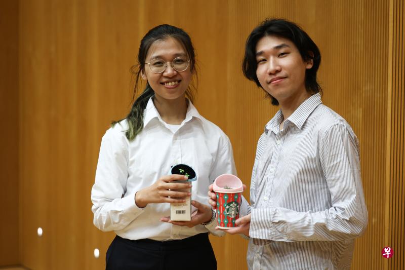 来自耶鲁-新加坡国立大学学院的黄欢妍（左）和赵南亨共同研发利用3D打印技术制成的工具套件，套件可以将家中任何闲置的容器组装成自动循环浇水并生长的水培盆栽，成为春到河畔2023年编程马拉松创业竞赛的优胜队伍之一。（李健玮摄）