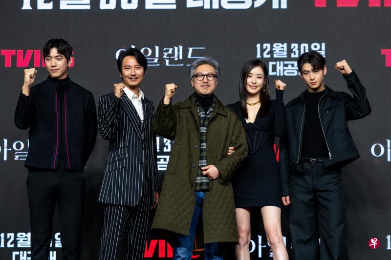 盛骏（左起）、金南佶、导演裴锺、李多熙和车银优，一起出席新剧“Island”记者会。