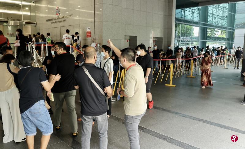 两年多的疫情使得国人不能出游，以致护照逾期也懒得更新。随着各国逐渐开放国境，国人期待出国旅游，纷纷更新护照，等候领取护照的人大排长龙。（邬福梁摄）