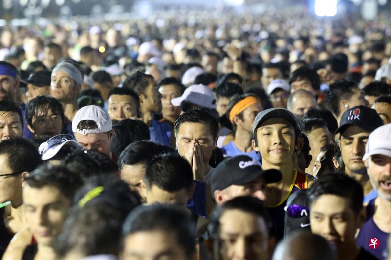 体育赛事逐渐恢复，包括马拉松、F1一级方程式大奖赛等等。图为12月初举办的渣打银行新加坡马拉松赛，各组别共吸引约4万名选手参赛，包括5000多名国外选手。（邝启聪摄）