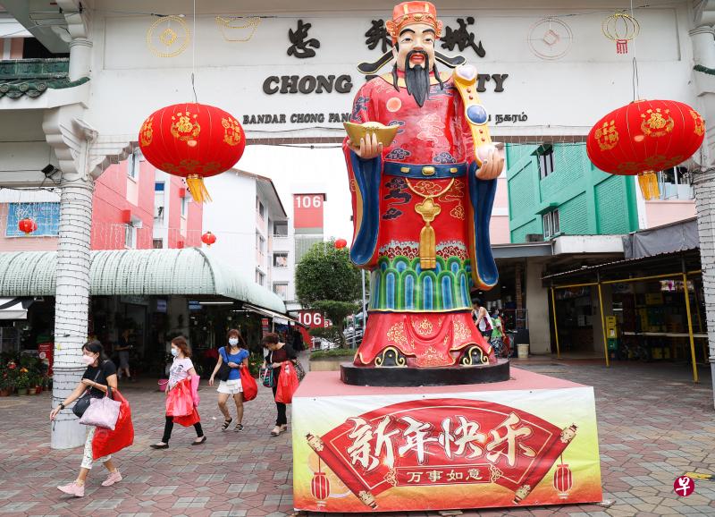 过年迎财神是华族传统习俗之一，很多邻里中心如忠邦城牌坊前，已竖立起财神爷塑像，使新春的喜庆气氛顿生。（蔡家增摄）