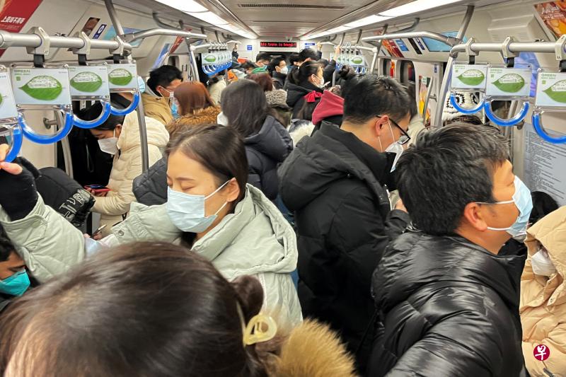 星期一上午交通尖峰时段，北京地铁车厢里人群拥挤的情况再现。（路透社）