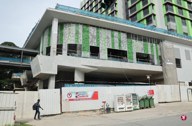 位于兀里连路第202C座组屋底层的兀里村小贩中心仍在建设中，预计明年下半年投入运营。成功获得管理权的企业将与保健促进局合作，推行“较健康餐饮计划”，为居民提供较健康的饮食选择。 （邬福梁摄）