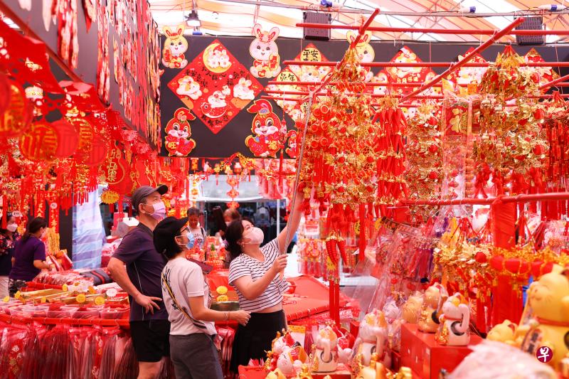 忠邦城的新年装饰摊位上架各类新年装饰品，热闹非凡。（蔡家增摄）