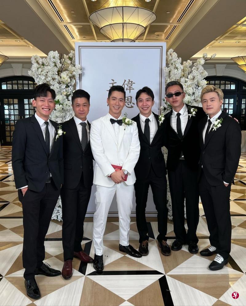 陈伟恩（左三）和兄弟团叶荣耀（左一起）、林俊良、吴清樑、张智扬和包尚泽。（互联网）