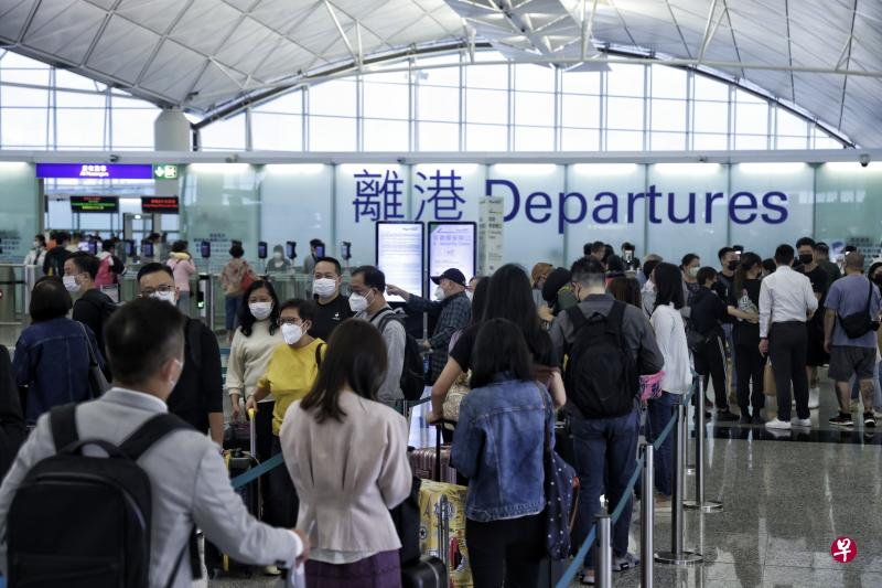 外企人士对中国大陆全面开放边境的消息喜忧参半，在欢迎官方放宽政策的同时，也担心过快的开放速度可能增加商业环境的不确定性。图为香港出入境口岸通关的情况。（中通社）
