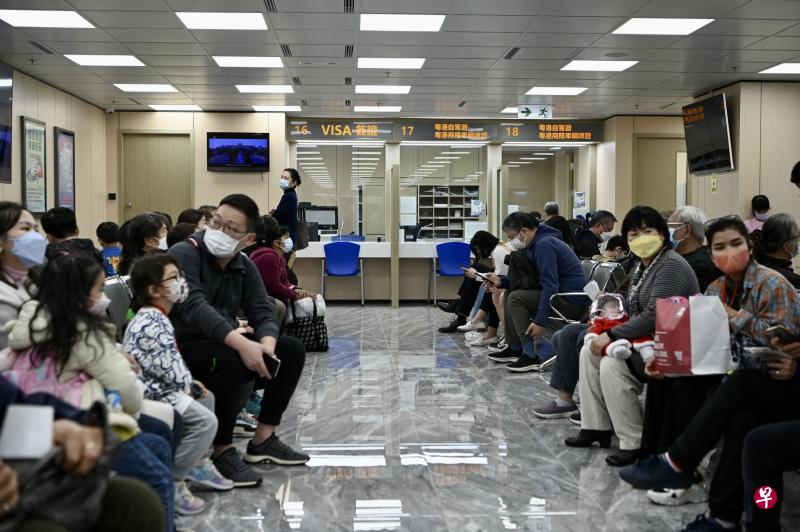 大批香港市民12月28日到位于中环的香港中旅证件服务港岛中心办理回乡证等事务，准备迎接陆港全面通关复常。（中新社）