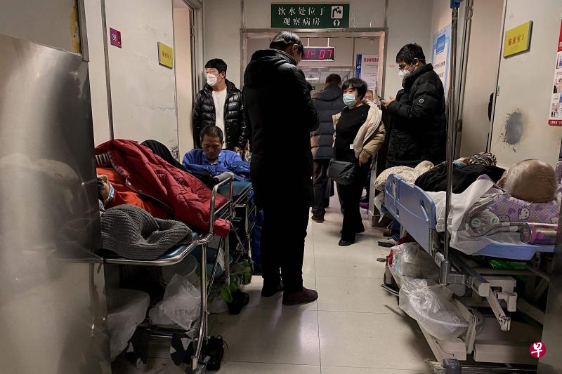 冠病病例激增，导致中国多个城市的医院，病床和药物供应吃紧，殡仪馆也超负荷运作。图为12月28日，天津市第一中心医院的病人躺在轮床上的情况。（法新社）