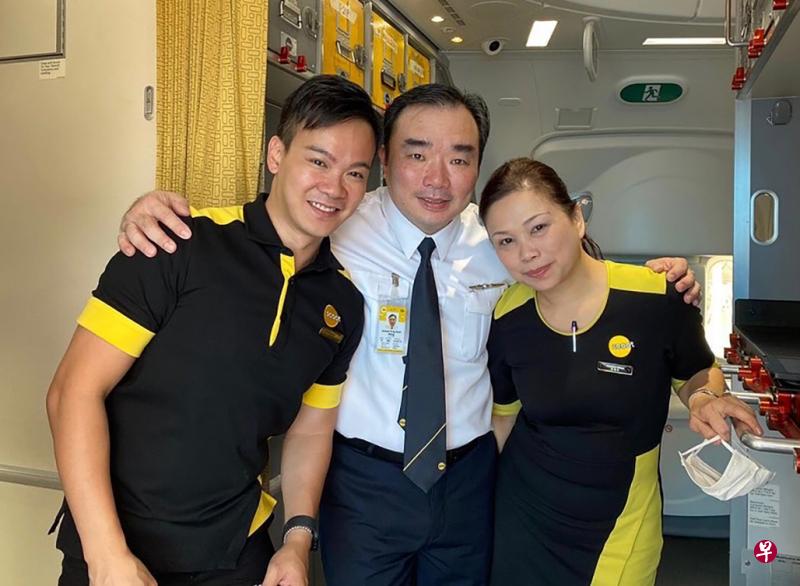 酷航空服员潘国谦（左）志愿参与撤侨行动，获颁英勇奖章（冠病）。（酷航提供）