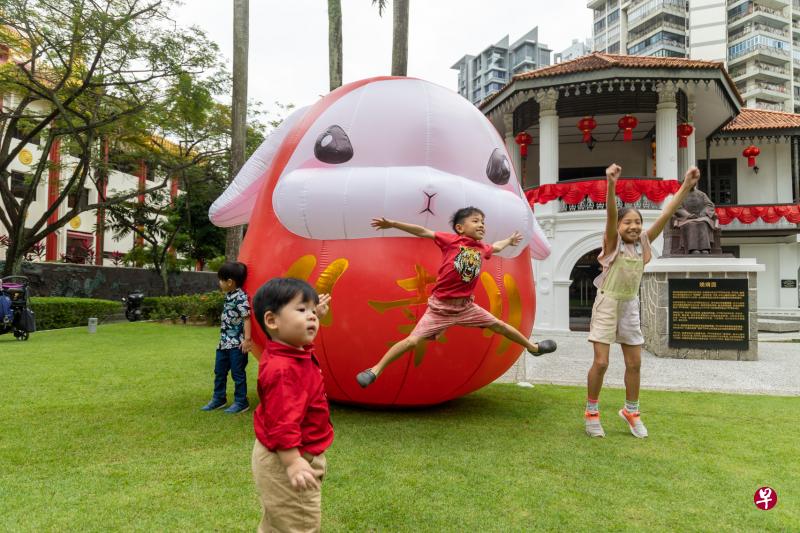 晚晴园的草坪上来了“幸福比比兔”，马上吸引了不少小朋友，平日寂静的园地也热闹了起来。（关俊威摄）