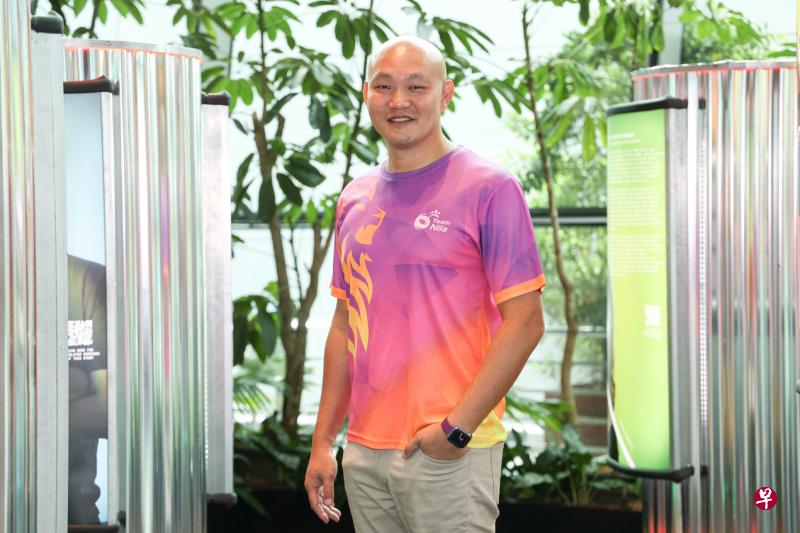 疫情期间，体理会“尼拉团队”队长王湧森带头动员义工帮忙派发口罩、一起上线加入运动行列，即使分散在不同角落也能保持身心健康。（李冠卫摄）