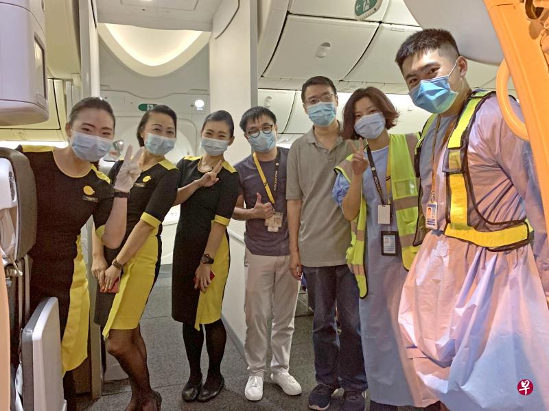 酷航的武汉站站长姚丽（右二）负责乘客的登机工作，竭尽所能让新加坡人都能搭上回国的包机。（酷航提供）