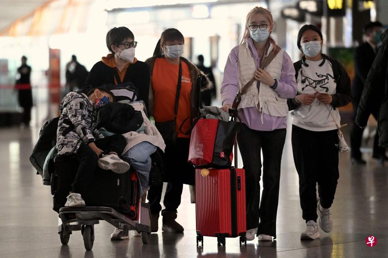 中国重开国门，预计大批中国人会出境，引起一些国家的担忧，图为旅客星期四在北京首都国际机场准备出境旅行。（法新社）