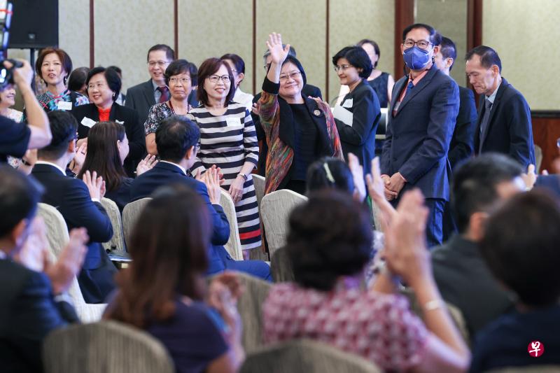 教育部星期四在香格里拉酒店举办新校长委任仪式。今年有15位校长和资深教育工作者卸下职务，功成身退，在场学校领导者和教育工作者以掌声向他们致谢。（李冠卫摄）