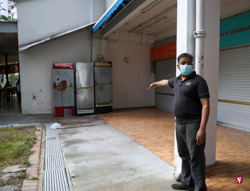 在海鲜餐馆打工的维齐发现迷你超市老板陈金喜全身着火，第一时间和其他食客上前尝试灭火。（白艳琳摄）