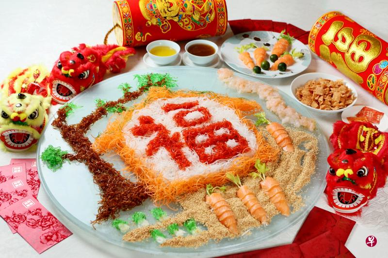 嘉和Grand的发财龙虾三文鱼捞起鱼生是别致的福屋，寓意新年繁荣吉祥，五谷丰收。