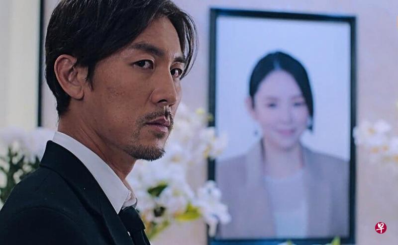 谭俊彦（左）在《十八年后的终极告白2.0》饰演的画家为追求名利黑化，甚至对妻子（谭凯琪饰，相中人）见死不救。
