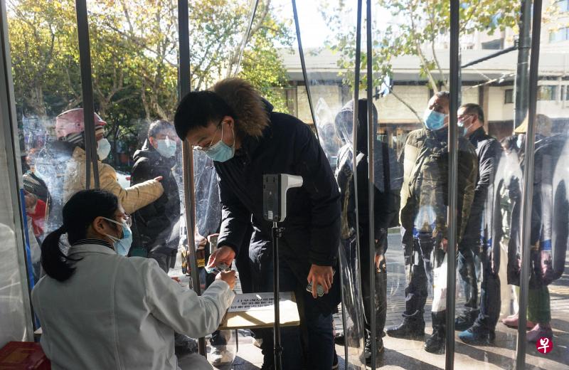 过去三年来，作为世界最大的发展中国家和第一人口大国，中国冠病病毒的感染率和死亡率都远远低于许多发达国家，且经济增长虽然严重受挫，但表现也并不比发达国家逊色。（法新社）