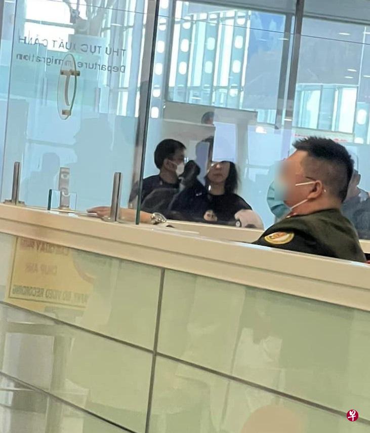 古甘拍摄到索咖啡钱的关卡人员，向外交部举报。（受访者提供）