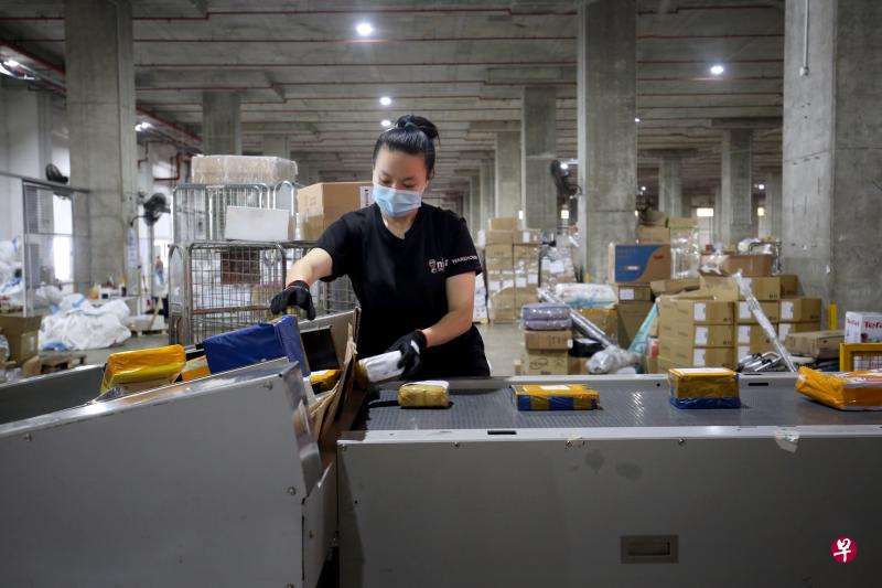 2023年1月起，消费者网购不超过400元的低价商品，从海外空运或邮寄至我国时，也须缴付8%消费税。图为物流公司工作人员正在处理包裹。（档案照片）