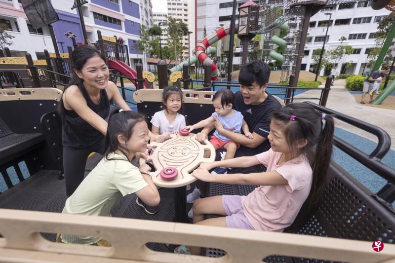蔡健豪与妻子曹可馨相信玩乐是学习的好机会，他们几乎每天让孩子享受户外时光，也喜欢和孩子一起玩耍。