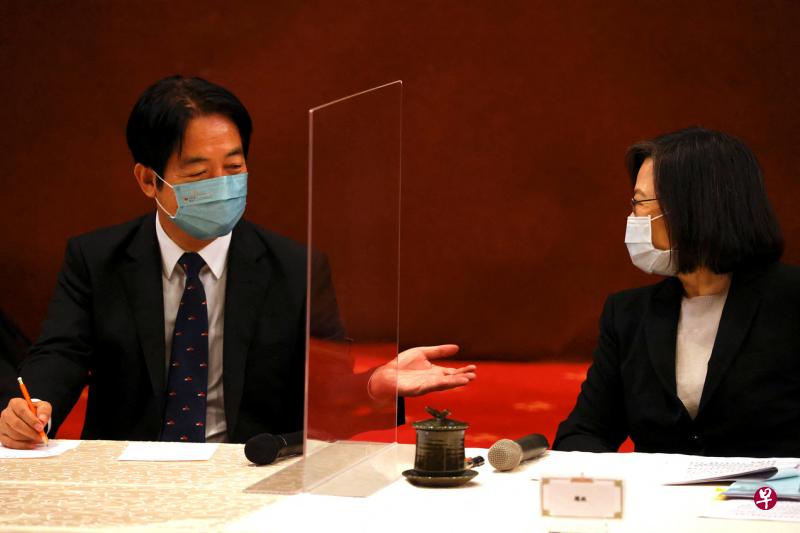 台湾总统蔡英文（右）将在2024年5月卸任，现任副总统赖清德（左）被视为下届总统热门人选，他曾自称是“务实的台独工作者”。 （路透社）