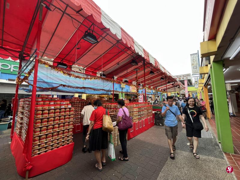 宏茂桥商联会举办年货市场，希望能带动区内业者生意，也为宏茂桥中心增添新年气氛。（新明日报）