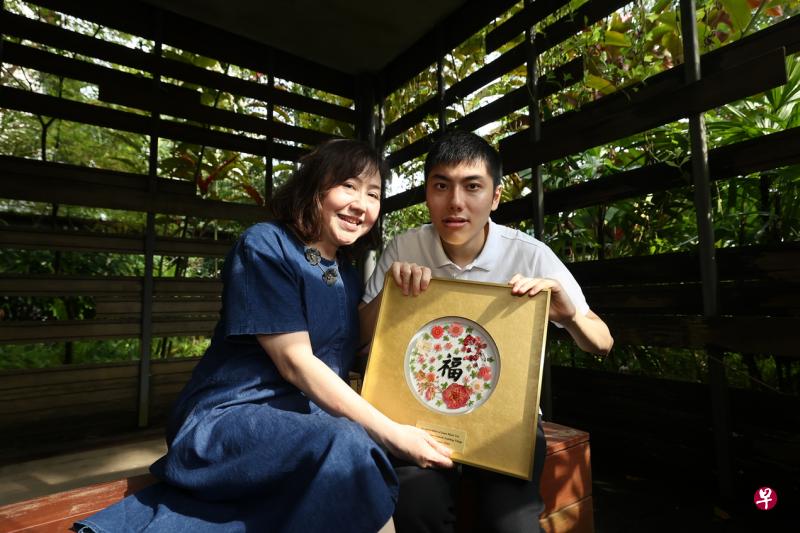 为了让更多像儿子林恩（右）一样的特需青年有机会从事有意义的工作，杨琳（左）前年创办社会企业，教导特需者用树脂制作手工艺品。（陈渊庄摄）