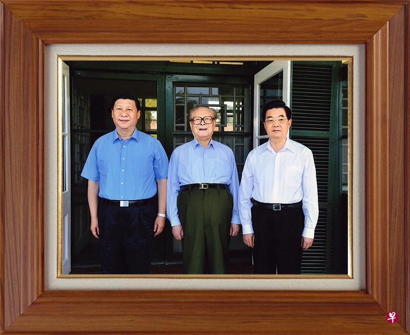 习近平办公室的书架上，首次出现他和江泽民（中）、胡锦涛（右）的合影。（新华社）