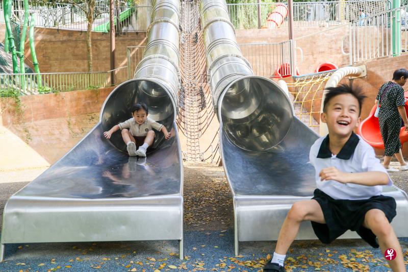今年分别进入恒力小学和永青小学就读的林俊衔（左）和陈禹辰对于迈入全新的学习旅程充满期待；有别于两三年前入学的哥哥姐姐，他们如今是在防疫措施大幅放宽的情况下开课的小一学生，家长都希望他们的校园生活能更活跃，学习体验更丰富。（卓祾祎摄）