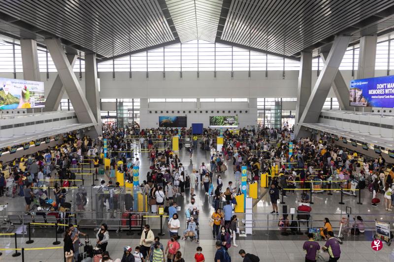 菲律宾马尼拉国际机场的搭客终站星期一挤满了人，航空公司柜台前出现重新预订机位的人龙。（路透社）