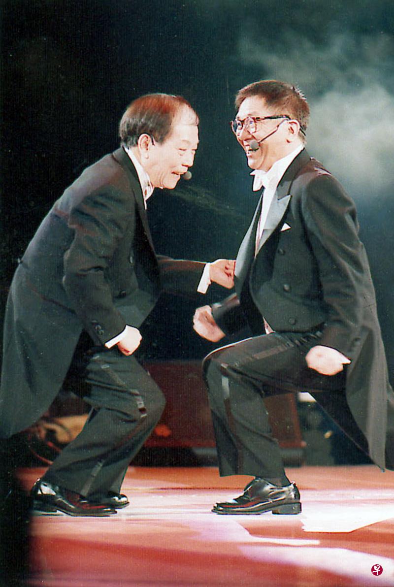顾嘉辉（左）和黄霑曾来新为仁慈医院及医护中心基金义演，两人合作无间。（档案照）