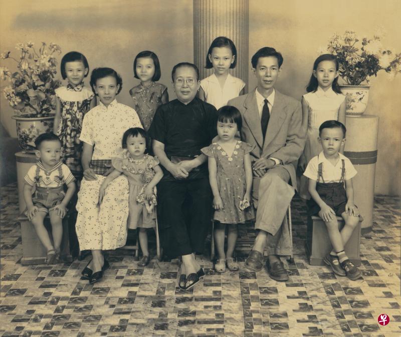曾家1958年拍的家庭照。前排左起：曾昭伦、母亲余蕙珍、八妹丽卿、阿嬷张月华、六姐婵卿、父亲曾广才、大哥昭元。后排左起：四姐凤卿、三姐美卿、大姐嬿卿、二姐梅卿。九妹瑞卿当时尚未出生。三位老人故去后，2021年，兄弟姐妹九人中，最小已都61岁。