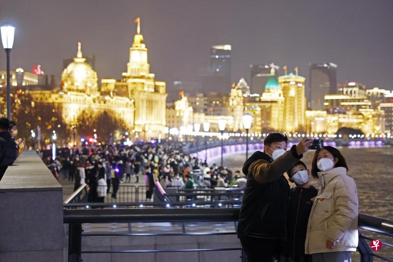 中国金融中心上海正走出防疫政策转向后的首轮冠病感染潮，上海地标景点外滩在元旦当晚迎来大批游客。（中新社）