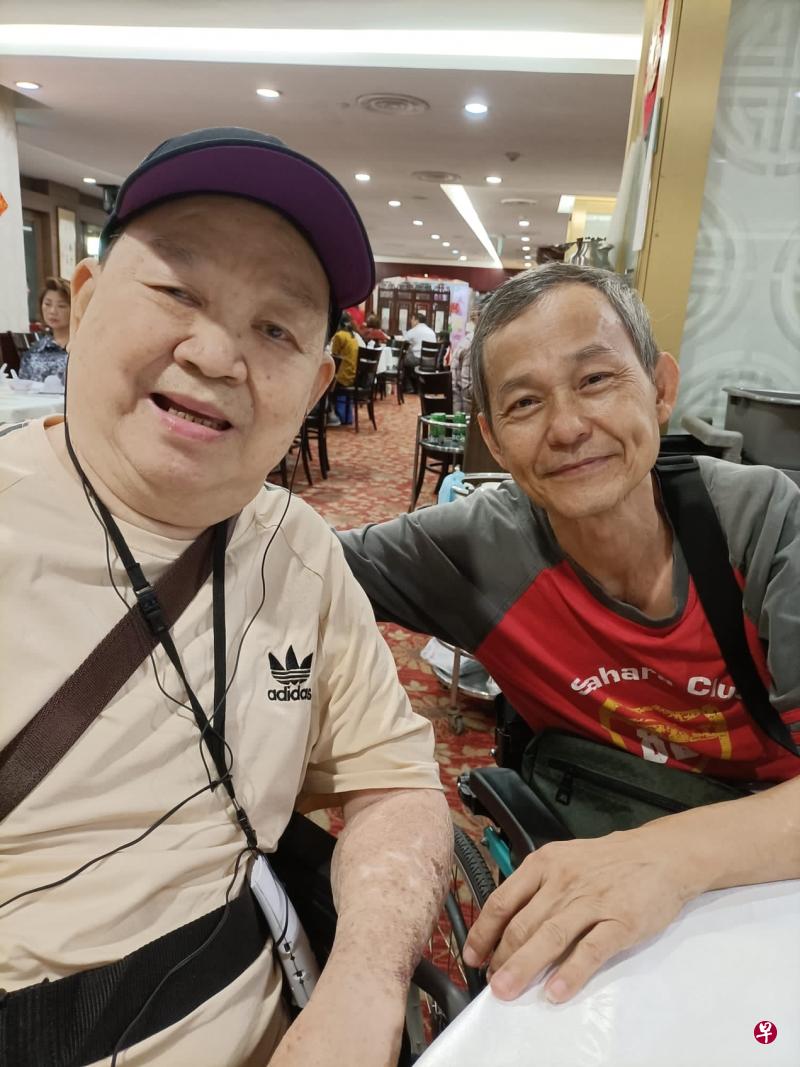 ←段伟明（右）和唐琥（左）坐着轮椅到场，两人精神不错。
