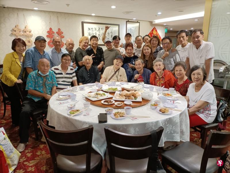 ↑段伟明（前排右四）1月6日出席聚会，与二三十名好久不见的前演员和资深艺人相见欢。