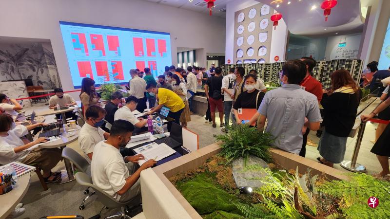 淡滨尼EC项目景丽轩星期六（1月7日）举行实体抽签和预订活动，吸引近140组买家前来登记抽签。（青建地产提供）