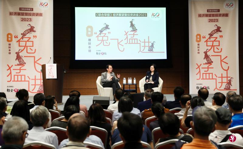 陈企业博士（左）在《联合早报》经济展望暨投资讲座2023畅谈他对新加坡经济发展的看法，《联合早报》财经新闻副主任胡渊文担任对谈主持人。（蔡家增摄）