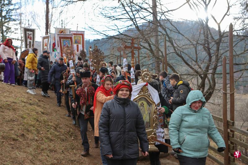 俄罗斯总统普京下令军队1月6日中午起停火36个小时，战火虽未完全平息，但在乌克兰伊万诺—弗兰科夫斯克地区一个村落，村民仍按习俗参加节日游行。（路透社）