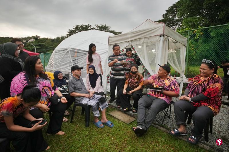 哈里斯（左四）在2020年被诊断患膀胱癌，病情不幸迅速恶化。新加坡国立大学癌症中心的圆梦义工团队星期六筹办了海边豪华露营体验，协助他实现与全家人团聚的心愿。（谢智扬摄）