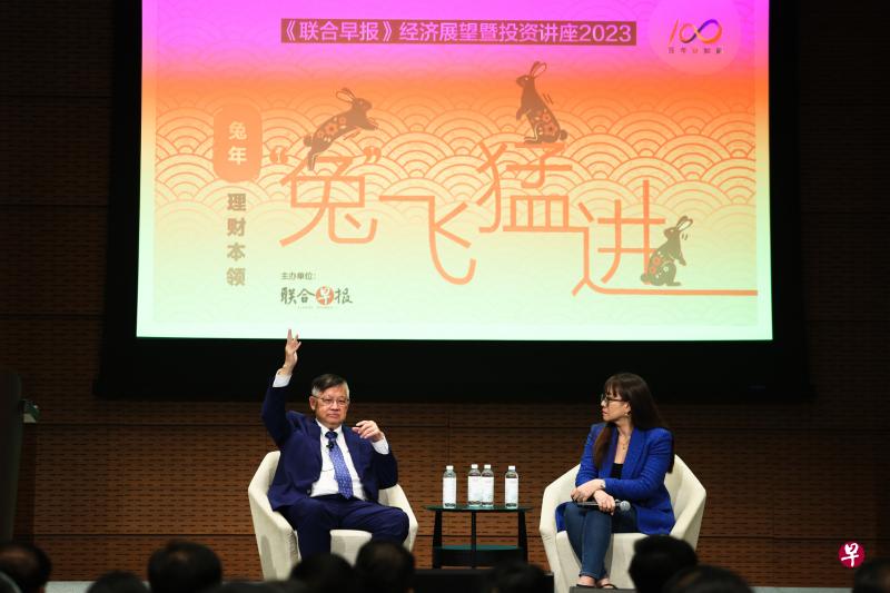 曾渊沧博士（左）在《联合早报》经济展望暨投资讲座2023，分析今年全球股市的走势以及他看好的股市板块。《联合早报》资深特稿员李可爱担任对谈主持人。（蔡家增摄）
